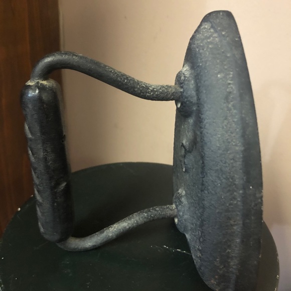 Antique clothes iron marked number 5 primitive great for a bookend or doorstop - Picture 3 of 10